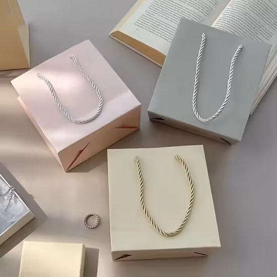 주문 로고를 가진 OEM 공장 도매 싼 호화스러운 선물 쇼핑 Kraft 종이 봉지